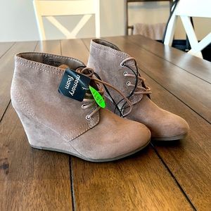 Memory Foam suede wedges size 6 NWT